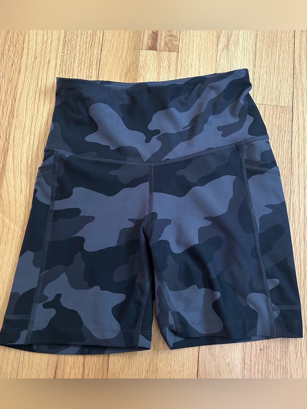 Old navy power soft camo bike shorts 6” Size Smal